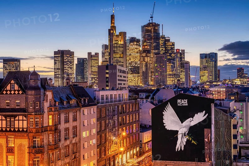 PEACE FOR ALL MANKIND is written above the image of a giant dove of peace on the wall of a house in Frankfurt am Main: a message of peace in the contemporary historical context of the escalated Middle East conflict and the ongoing war of aggression in Ukraine