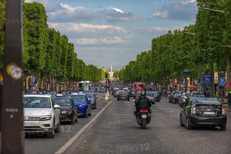 Daily traffic on the Champs Elysees