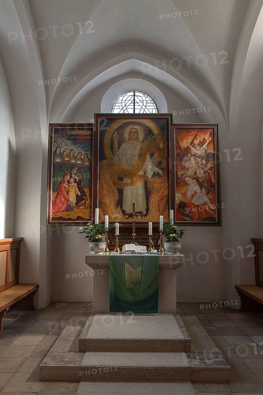 Chancel with modern altarpiece of the former fortified church of St Leonhard