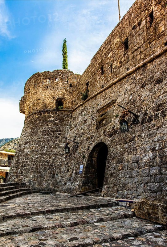 Gavedola Tower of the fortress wall