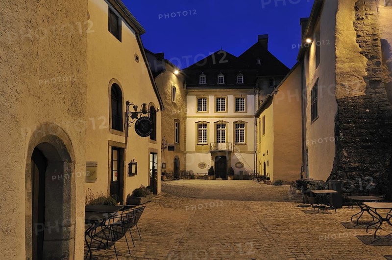 Cobbled inner court inside the Bourglinster Castle illuminated at night