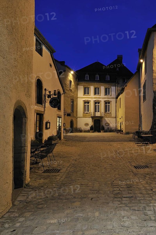 Cobbled inner court inside the Bourglinster Castle illuminated at night