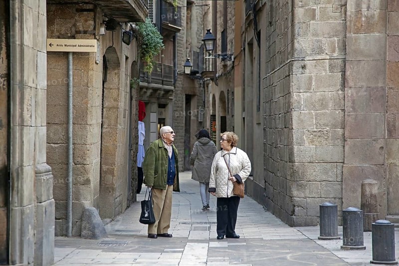 Elderly couple shopping in alley at the Barri Gotic