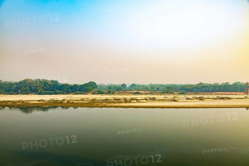 Yamuna river flowing behind Taj mahal building in Agra