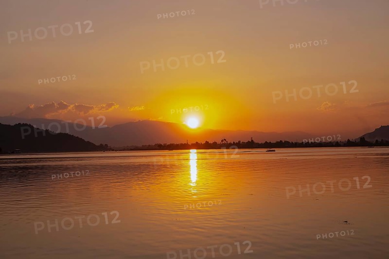 Sunset on Dale lake in Srinagar