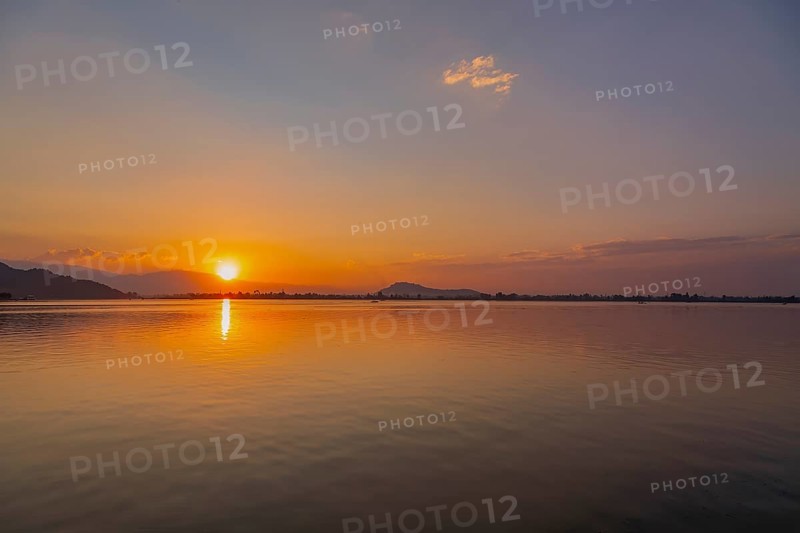 Sunset on Dale lake in Srinagar