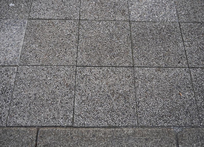 Concrete and pebble tiles floor