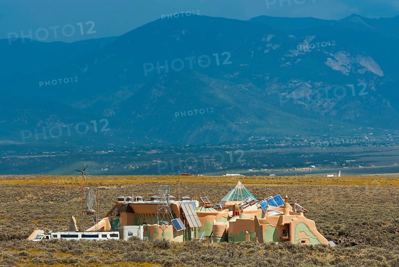 Self-sufficient earth buildings