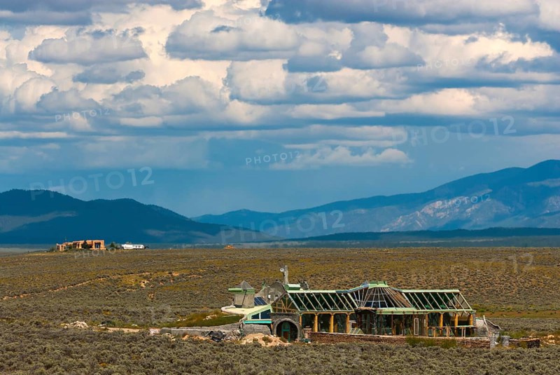 Self-sufficient zero-energy building