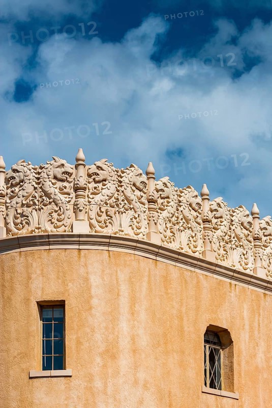 Clay plaster facade with stucco decoration