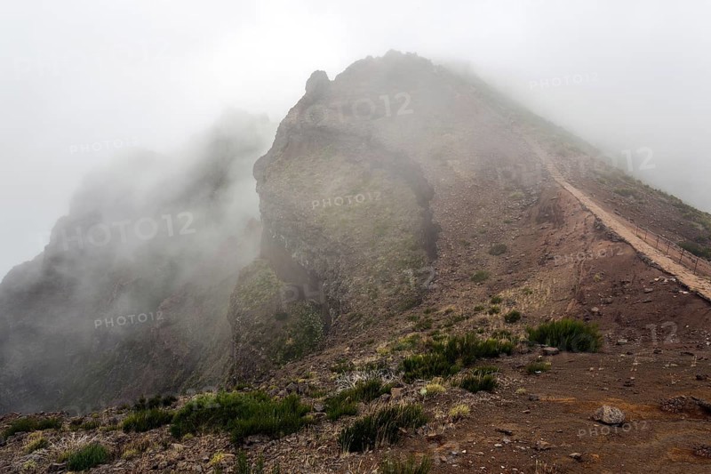 Hiking trail PR1 Vereda do Areeiro in the fog