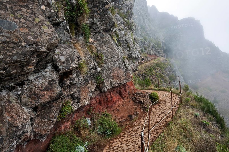 Hikers on the PR1 Vereda do Areeiro hiking trail in the fog