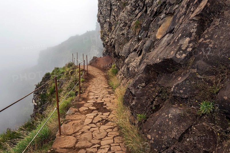 Hiking trail PR1 Vereda do Areeiro in the fog
