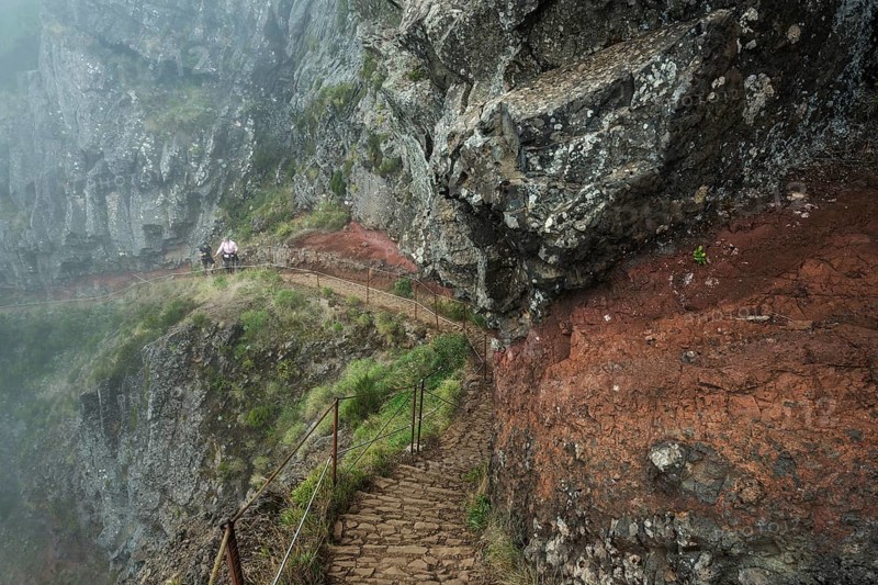 Hikers on the PR1 Vereda do Areeiro hiking trail in the fog