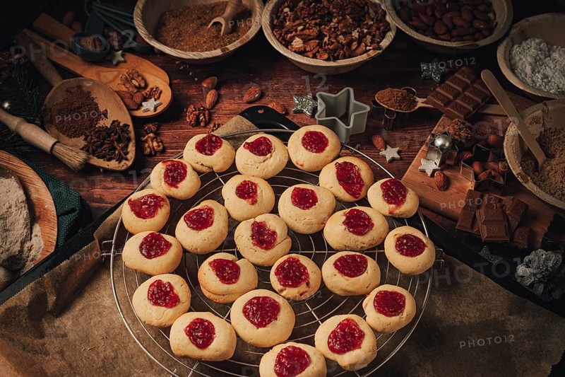 Hussarenkrapferl baked on a cake rack
