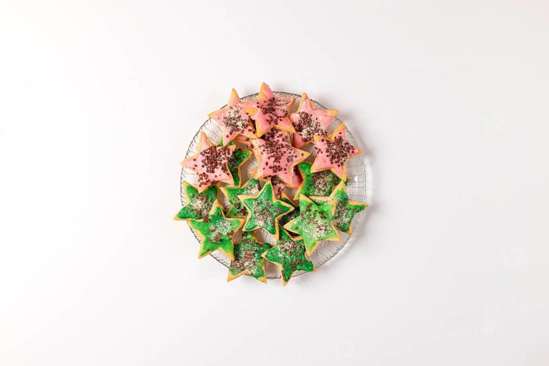 Glass plate with decorated cinnamon stars