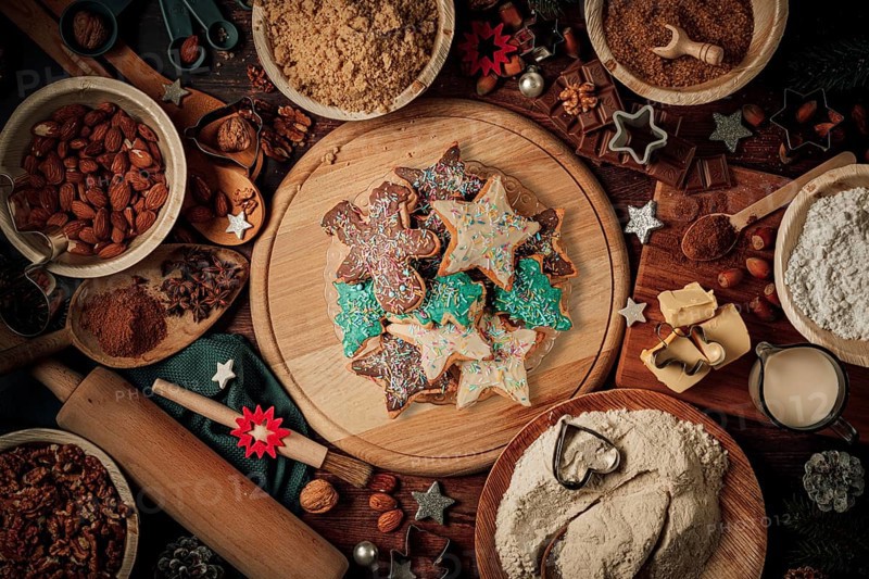 Plates with decorated gingerbread