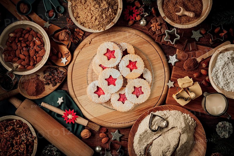 Plates with pointed biscuits