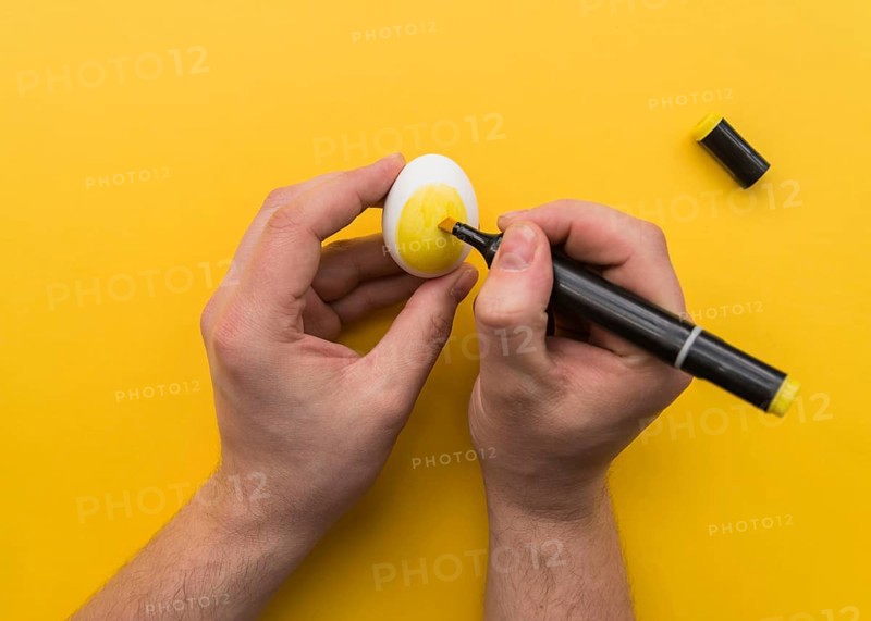 Man drawing egg