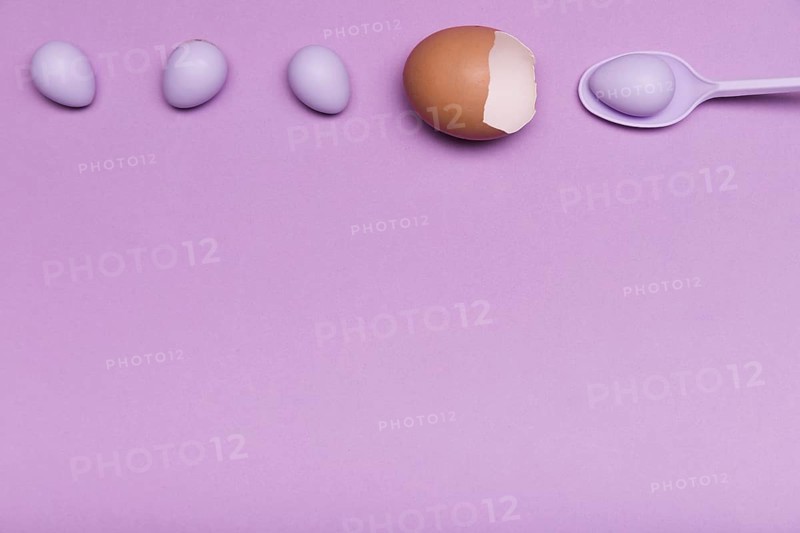 View frame with egg shell candy