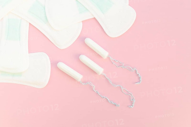 Halves pads tampons pink background