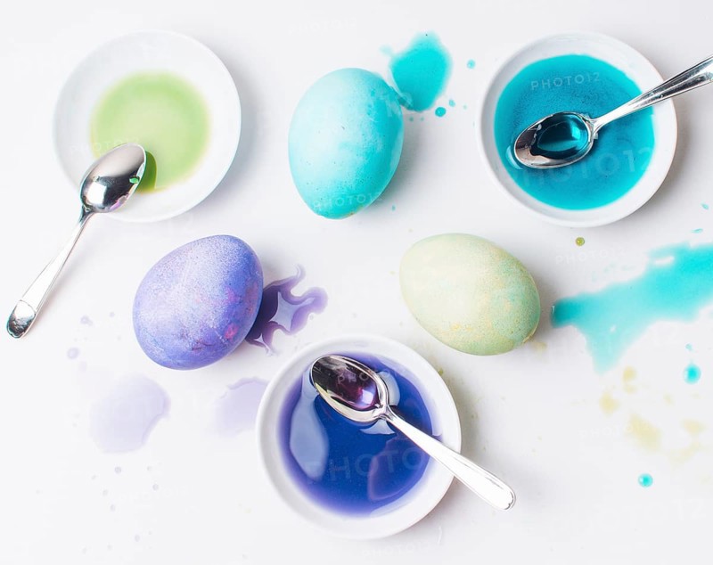 Set colourful easter eggs blots spoons dye liquid saucers