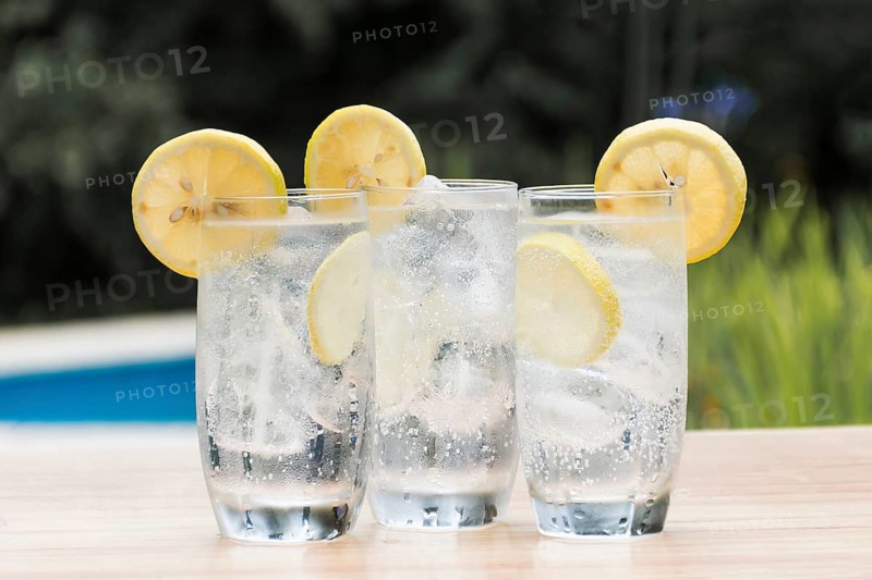 Slices fruits glasses with drink ice