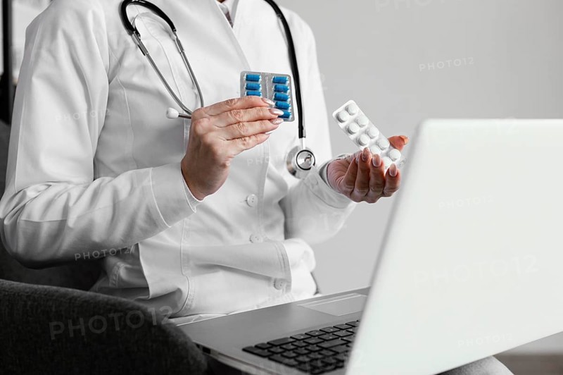 Close up doctor holding pills 2