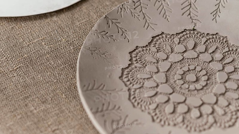 High angle clay plate with pattern