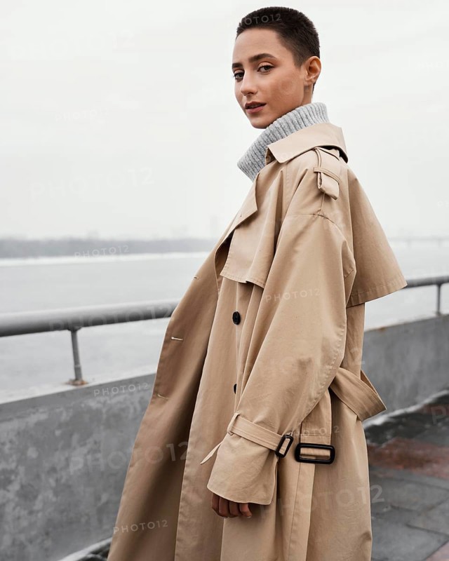 Medium shot woman outdoors