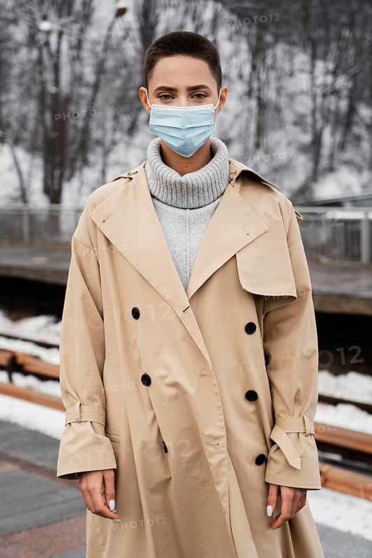 Medium shot woman wearing mask