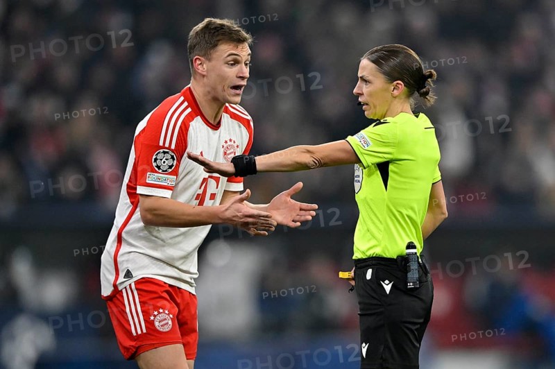 Referee Stephanie Frappart in discussion with Joshua Kimmich FC Bayern Munich FCB