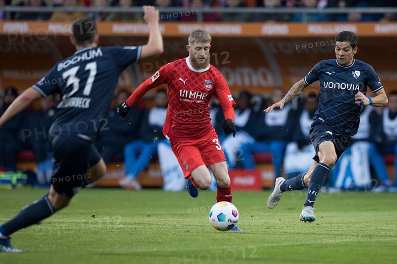Jan-Niklas BESTE 1. FC Heidenheim in the centre between Keven SCHLOTTERBECK VFL Bochum left and Christian E. GAMBOA LUNA VFL Bochum