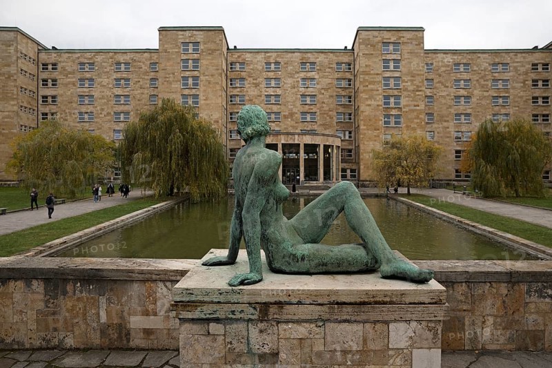 Bronze figure entitled Am Wasser by Fritz Klimsch