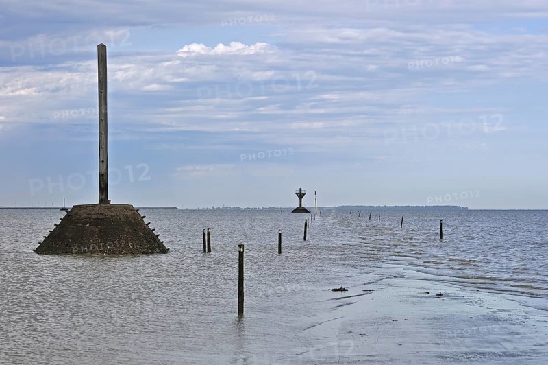 Rescue poles along the Passage du Gois