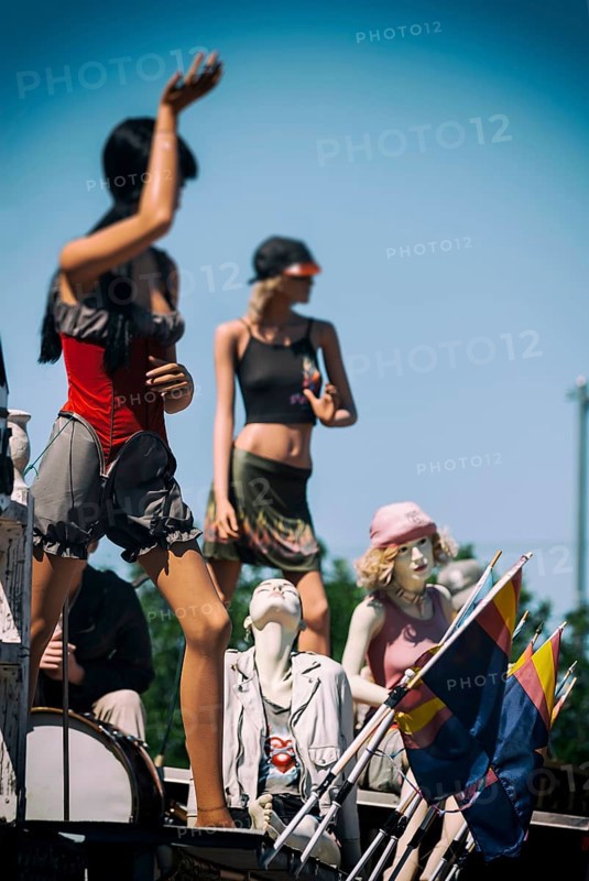 Mannequins as hippies on Route 66