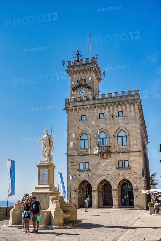 Statue of Liberty in front of Palazzo Pubblico