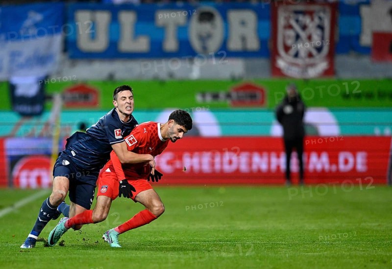 Foul wrestling duel between Keven Schlotterbeck VfL Bochum BOC