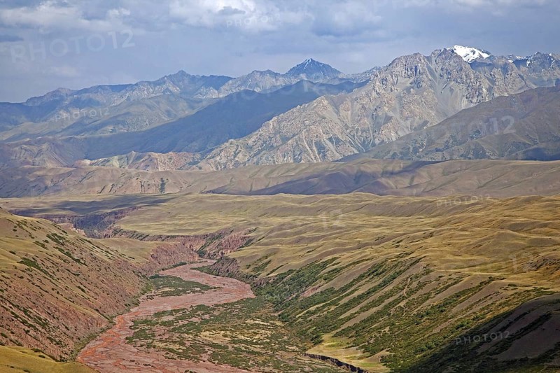 Riverbed and mountains along the Irkeshtam pass