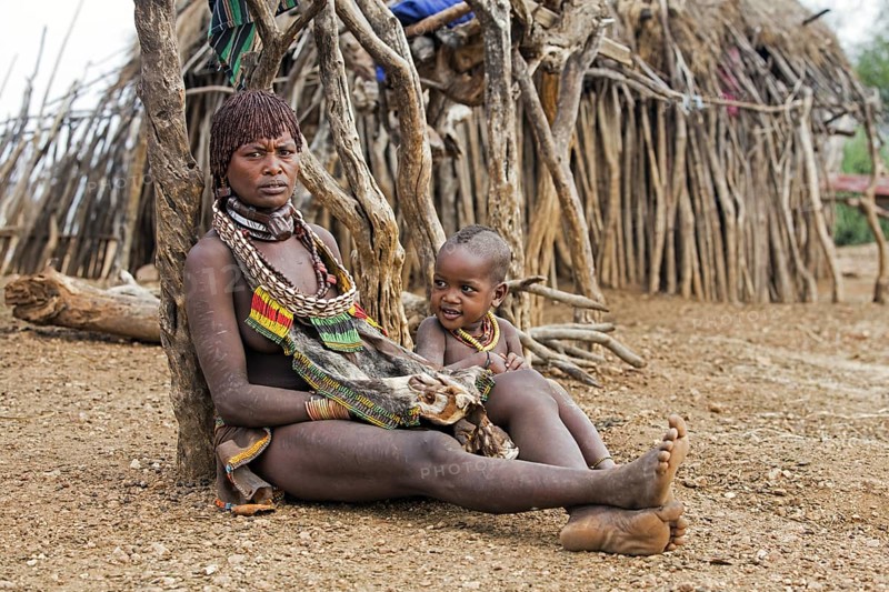 Black woman with child of the Hamar