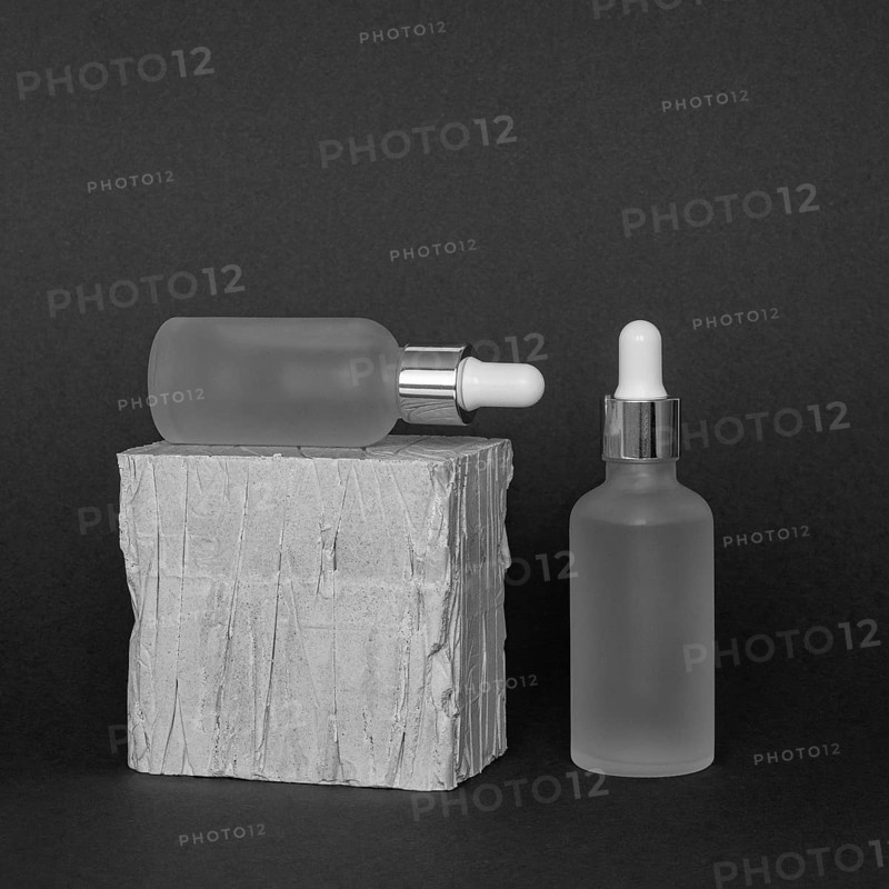 Front view skin product droppers arrangement