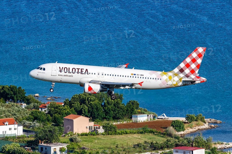 A Volotea Airbus A320 aircraft with the registration EC-MBK at Split Airport