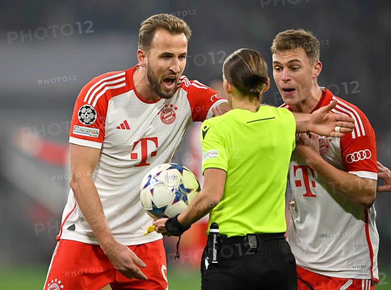 Referee Referee Stephanie Frappart Gesture Gesture in conversation Discussion with Joshua Kimmich FC Bayern Munich FCB