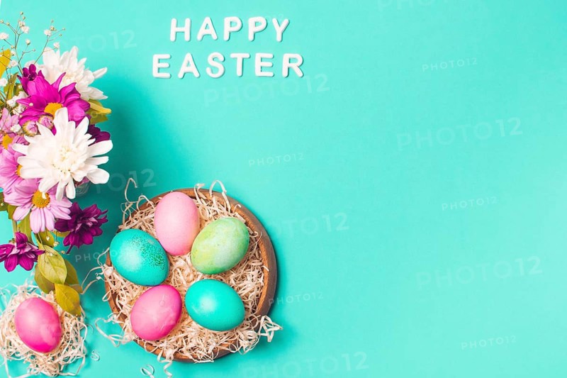 Happy easter title near bright eggs plate flower bouquet