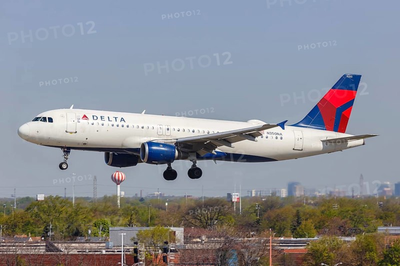 A Delta Air Lines Airbus A320 aircraft with the registration number N350NA at Chicago Airport