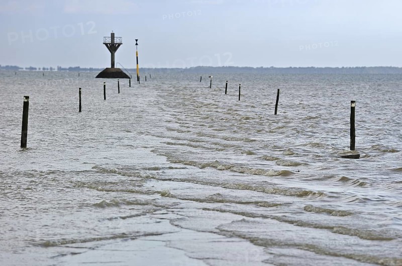 Rescue poles along the Passage du Gois