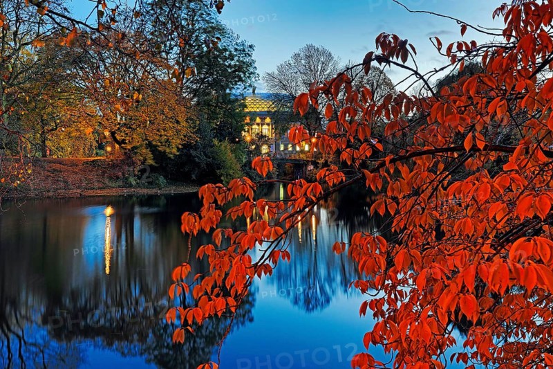 The Staendehaus K21 is reflected in the Kaiserteich in autumn in the evening