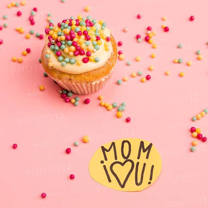 Mom i love you title paper near cupcake