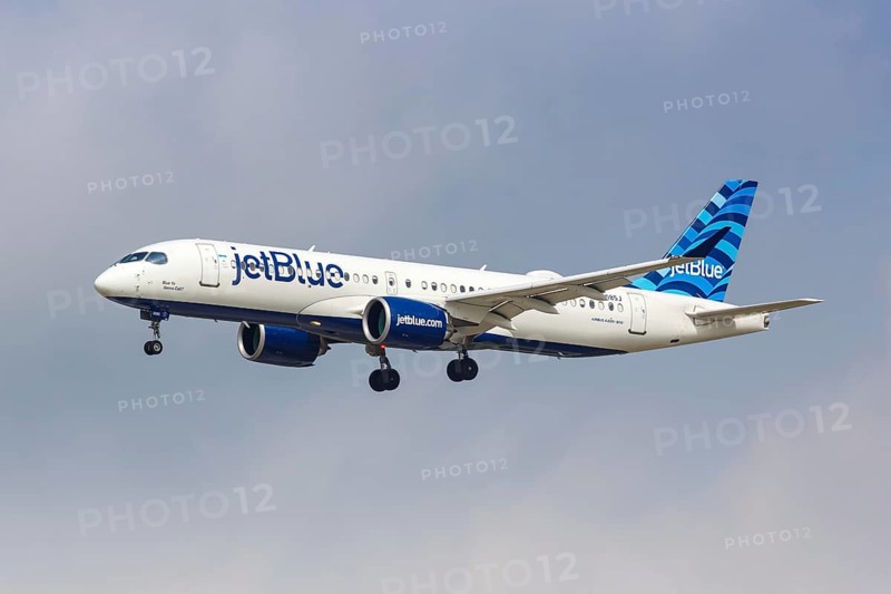A JetBlue Airbus A220-300 aircraft with the registration number N3085J at Dallas Fort Worth Airport
