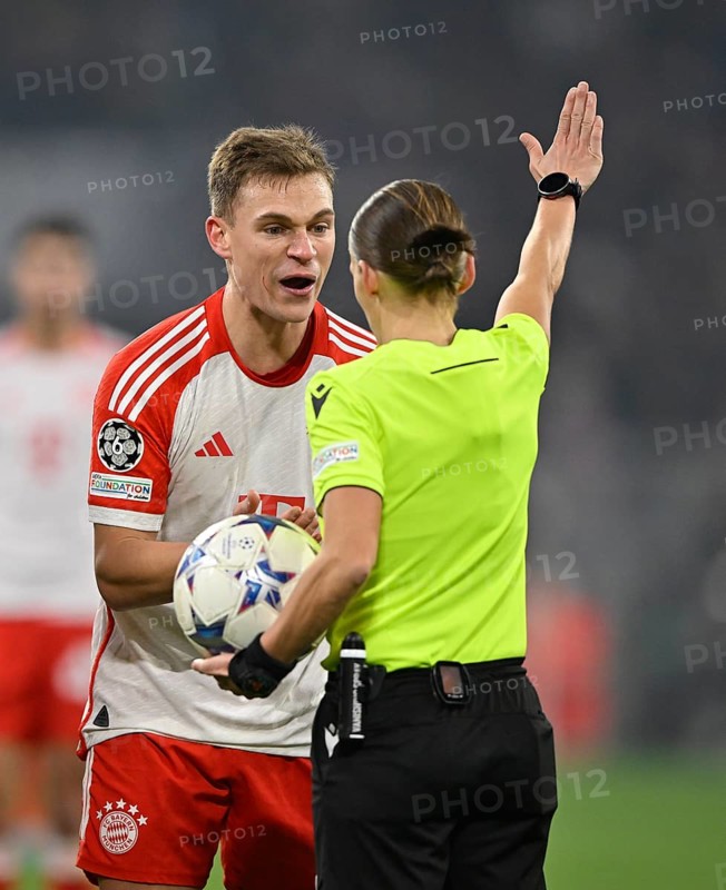 Referee Referee Stephanie Frappart Gesture Gesture in conversation Discussion with Joshua Kimmich FC Bayern Munich FCB